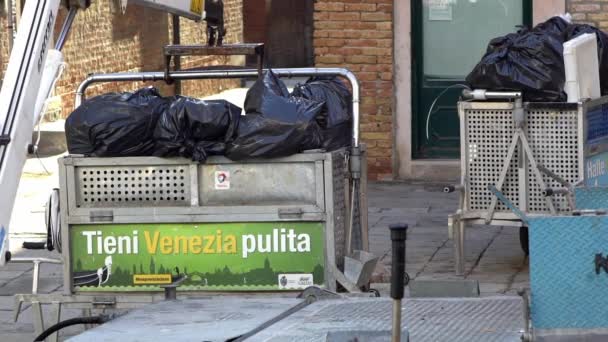 2018年9月20日 意大利威尼斯 慢动作 在运河上用起重机将收集垃圾的船关闭 在威尼斯运河里收集垃圾 装有吊钩的船只把垃圾运走 — 图库视频影像