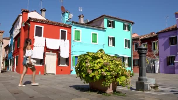 Ασιάτισσα Τουρίστρια Βόλτα Γύρω Από Πολύχρωμα Βενετσιάνικα Σπίτια Πρόσοψη Στο — Αρχείο Βίντεο