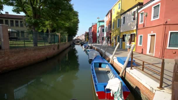 Красивый Вид Красочные Венецианские Дома Фасад Лодки Вдоль Канала Острове — стоковое видео