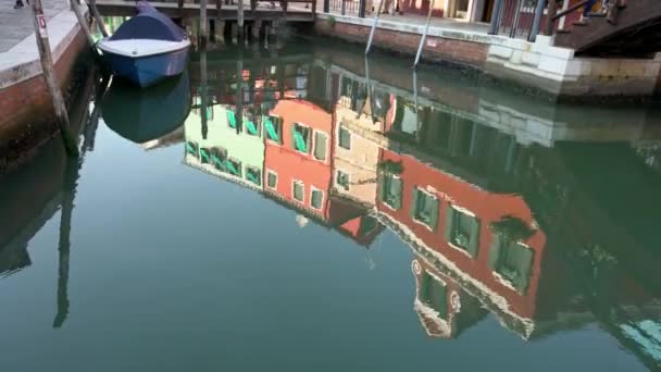 Schöne Wasserspiegelungen Der Bunten Venezianischen Häuserfassaden Und Boote Entlang Des — Stockvideo