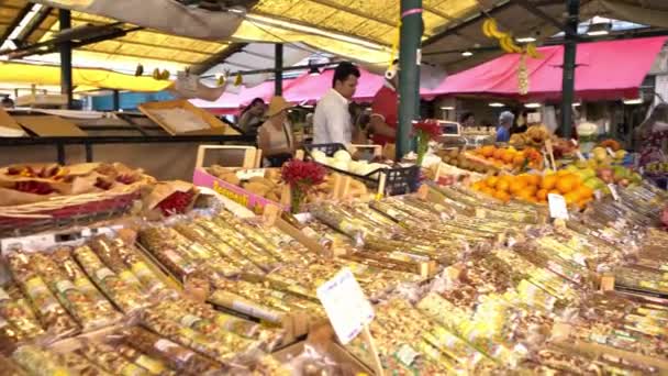 Venedig Italien September 2018 Försäljare Som Säljer Olika Kryddor Den — Stockvideo