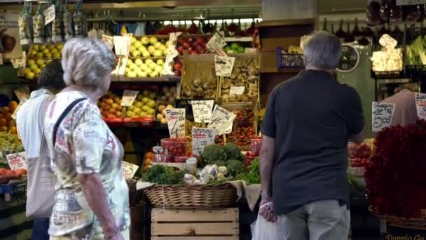 Venedig Italien September 2018 Försäljare Som Säljer Olika Grönsaker Den — Stockvideo