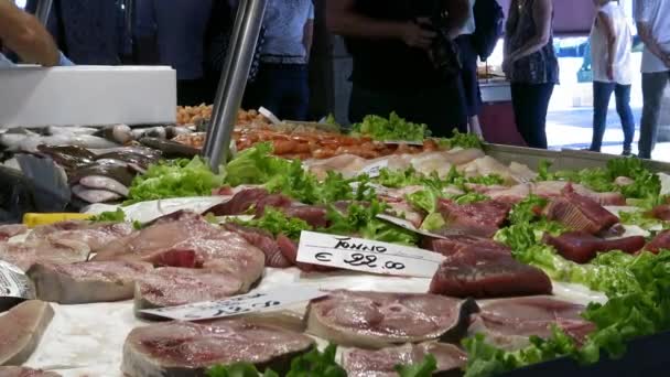 ヴェネツィア イタリア 2018 4Kヴェネツィアの魚屋はリアルトの伝統的な市場で様々な新鮮な魚で彼らの屋台を設定します イタリアのベンダーは グランド キャナル ダンの近くの屋台を販売しています — ストック動画