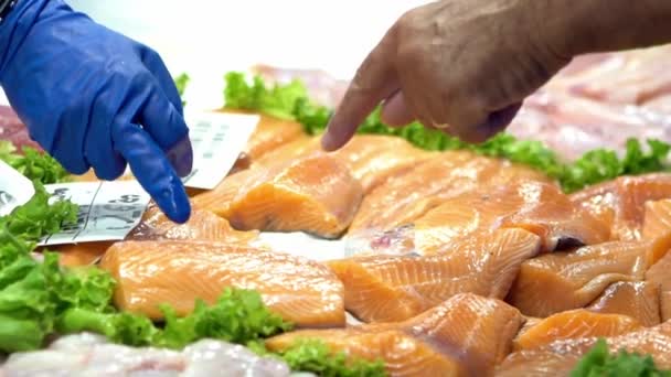 Zeitlupe Venezianischer Fischhändler Die Auf Dem Traditionellen Rialto Markt Verschiedene — Stockvideo