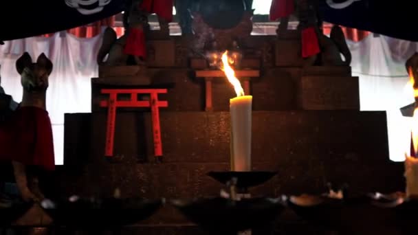 Kyoto Japón Abril 2019 Velas Ardiendo Pequeño Templo Con Estatua — Vídeo de stock