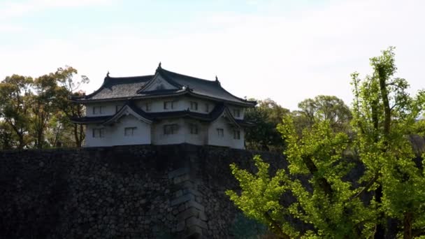 Vakthuset Huvudtornet Osaka Japanskt Slott Bakom Bergvägg Berömda Landmärken Japan — Stockvideo