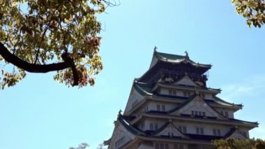 4K, Japonya 'nın Kansai bölgesindeki eski Japon Osaka kalesi. Burası turistler için ünlü bir yerdir. Eski miras binasının güzel manzaraları. -Dan.