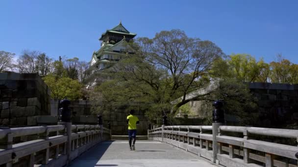 Road Runner Asiatischen Mann Läuft Der Nähe Der Japanischen Antiken — Stockvideo
