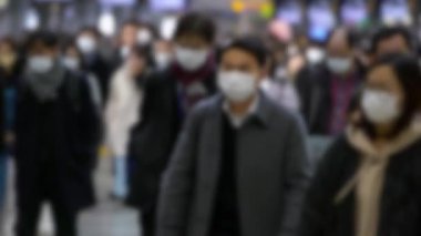 4K, Shinagawa İstasyonu 'ndaki iş adamları. Tokyo metrosu günlük kullanımıyla dünyanın en işlek ulaşım merkezidir. Japon yolcular metroda yürüdü.