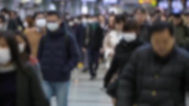 4K, metroda yürürken cerrahi maske takan kalabalığın bulanık görüntüsü. Coronavirus pnömonisi birçok şehre yayılıyor. 2019-NCoV Çin salgını.