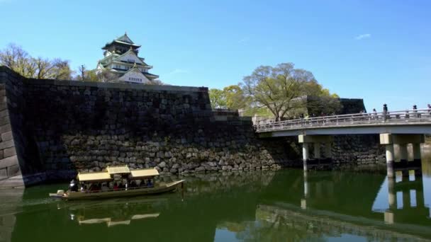 Touristenboote Mit Touristen Burggraben Von Osaka Hauptturm Japanische Burg Hinter — Stockvideo