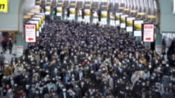 对神奈川站的空中人员视线模糊 日本商人男女步行去工作 旅客们每天都在这个世界上最繁忙的交通枢纽上行走 — 图库视频影像