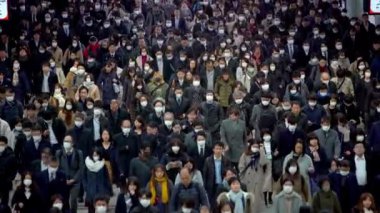 Tokyo, Japonya-04 Şubat, 2020: 4K, Coronavirus Karantinası, MERS-Cov. Tıbbi maskeli iş adamlarından oluşan büyük bir kalabalık. Hava kirliliği. Virüs acil duruma neden oldu.
