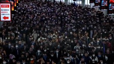 Tokyo, Japonya-04 Şubat, 2020: 4K, yüksek açı metroda yürürken cerrahi maske takan kalabalık görülüyor. Coronavirus pnömonisi birçok şehre yayılıyor. 2019-NCoV salgını Çin.