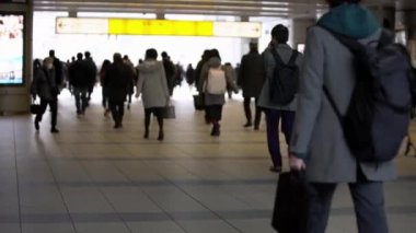 Tokyo, Japonya-04 Şubat, 2020: 4K, şehir metro istasyonunda iş günlerinde trafik sıkışıklığı olan insanlar. Sabahın erken saatlerinde metroda bir sürü Japon vardı. Japon yolcular yürüdü.