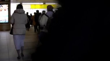 Tokyo, Japonya-04 Şubat 2020: 4K, Shinagawa İstasyonu 'nda büyük bir iş adamı kalabalığı. Tokyo' nun bir şehir metrosunda iş günlerinde kalabalık. - Dan.