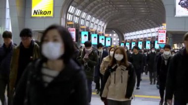 Tokyo, Japonya-04 Şubat, 2020: 4K, Japonlar koronavirüs enfeksiyonunu önlemek için Shinagawa İstasyonu 'nda maske takıyorlar. Virüs Çin Yeni Yılı 'nda acil duruma neden oldu.