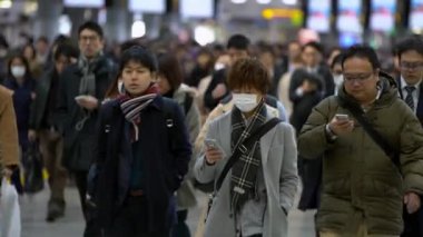 Tokyo, Japonya-04 Şubat, 2020: 4K, Coronavirus Karantinası, MERS-Cov. Tıbbi maskeli iş adamlarından oluşan büyük bir kalabalık. Hava kirliliği. Virüs acil duruma neden oldu.