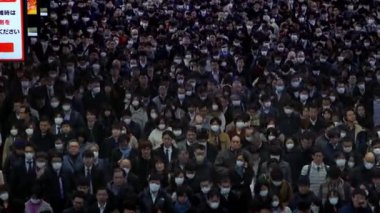 Tokyo, Japonya-04 Şubat 2020 Shinagawa İstasyonu 'ndaki iş adamlarına genel bakış. Tokyo metrosu günlük kullanımıyla dünyanın en işlek ulaşım merkezidir. Japon yolcular metroda yürüdü.