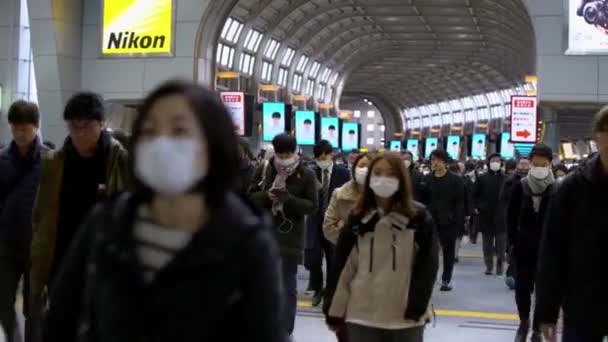 日本东京 2020年2月4日 日本旅客在神奈川站佩戴口罩 以防止感染头孢病毒 在中国新年期间 这种病毒已经造成了紧急情况 — 图库视频影像