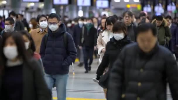 Tokió Japán Február 2020 Sebészeti Maszkot Viselő Nagy Tömegek Sétálnak — Stock videók