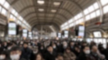 4K, Japon yolcuları Coronavirus enfeksiyonunu önlemek için Shinagawa İstasyonunda maske takıyor. Virüs Çin Yeni Yılı 'nda acil duruma neden oldu.