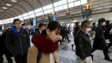 Tokyo, Japonya-04 Şubat, 2020: 4K, Coronavirus Karantinası, MERS-Cov. Tıbbi maskeli iş adamlarından oluşan büyük bir kalabalık. Hava kirliliği. Virüs acil duruma neden oldu.