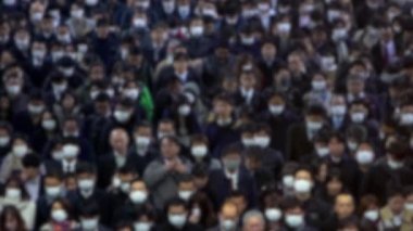 Yavaş çekim bulanık hava manzarası. Metroda yürürken cerrahi maske takan kalabalık. Coronavirus pnömonisi şehirlere yayılıyor. 2019-NCoV Çin-Dan salgını