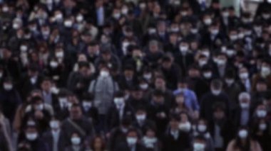 Ağır çekimde, Shinagawa İstasyonu 'ndaki büyük iş adamlarının görüntüsü bulanıklaştı. Şehir merkezindeki iş günlerinde trafik sıkışıklığının yüksek açılı görüntüsü