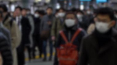 Yavaş çekim bulanık görüşlü Japon iş adamları ve kadınlar yüz maskesi takıyor. Koronavirüs sırasında Wuhan, Çin-Dan 'den tedbir olarak metro maskesi takan insanlar.