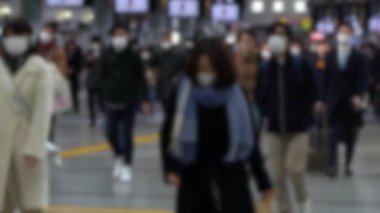 Yavaş çekim bulanık, kalabalık cerrahi maske takmış, metro çıkışında yürüyen insanları görüyordu. Coronavirus pnömonisi şehirlere yayılıyor. 2019-NCoV Çin-Dan salgını