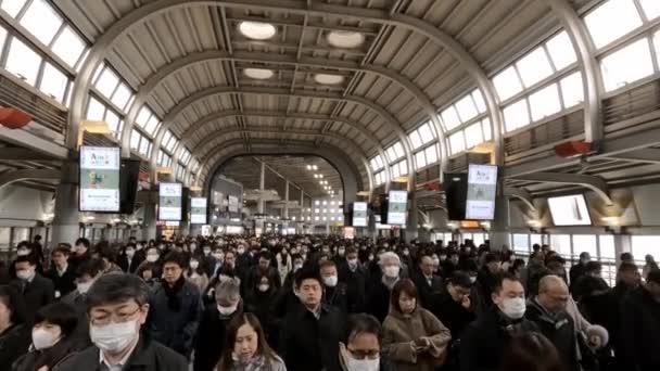 Tokio Japonia Lutego 2020 Japończycy Podróżni Noszą Maski Stacji Shinagawa — Wideo stockowe