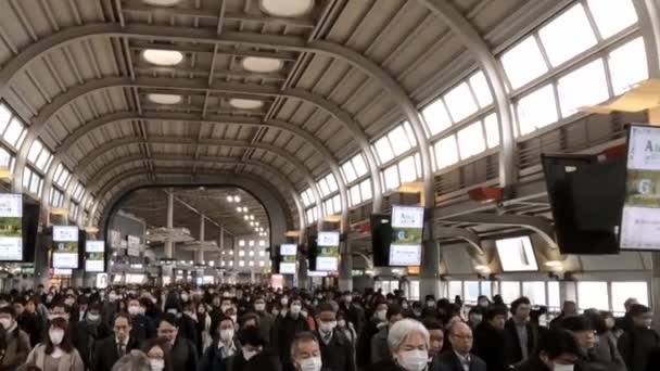 日本东京 2020年2月4日 大批头戴外科口罩的人群在地铁出口行走 考拉韦肺炎已扩散到许多城市 2019 Ncov流行于中国 — 图库视频影像