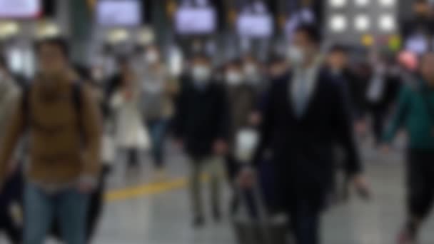 在神奈川站 慢动作模糊了日本旅行者的视线 他们戴着口罩 以防止感染头孢病毒 这种病毒已造成紧急情况 — 图库视频影像