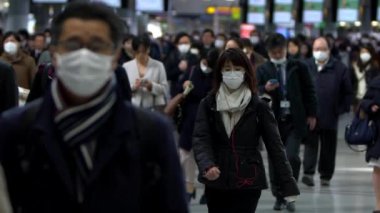 Tokyo, Japonya-04 Şubat 2020 metro çıkışında cerrahi maske takan kalabalık yavaş hareket ediyor. Coronavirus pnömonisi şehirlere yayılıyor. 2019-NCoV Çin-Dan salgını
