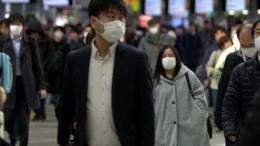 Tokyo, Japonya-04 Şubat 2020: Yerel halk ve turistlerin bulaşıcı bulaşıcı hastalıklara karşı koruyucu maske takmaları ve toplu taşımacılıkta grip salgını önlemeleri