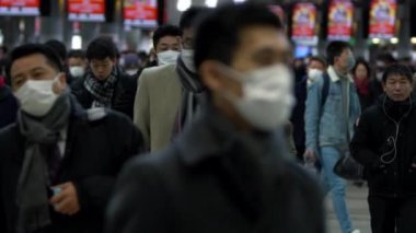 Tokyo, Japonya-04 Şubat 2020: Ağır çekim Coronavirüs Karantinası, MERS-Cov. Tıbbi maskeli iş adamlarından oluşan büyük bir kalabalık. Hava kirliliği. Virüs acil duruma neden oldu.