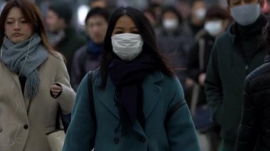 Tokyo, Japonya-04 Şubat 2020: Yerel halk ve turistlerin bulaşıcı bulaşıcı hastalıklara karşı koruyucu maske takmaları ve toplu taşımacılıkta grip salgını önlemeleri