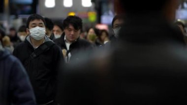 Tokyo, Japonya-04 Şubat 2020: Ağır çekim Coronavirüs Karantinası, MERS-Cov. Tıbbi maskeli iş adamlarından oluşan büyük bir kalabalık. Hava kirliliği. Virüs acil duruma neden oldu.