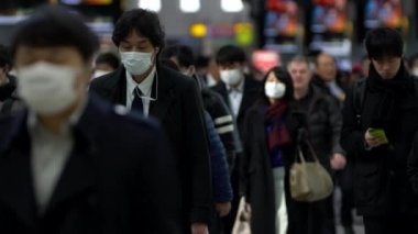 Tokyo, Japonya-04 Şubat 2020 metro çıkışında cerrahi maske takan kalabalık yavaş hareket ediyor. Coronavirus pnömonisi şehirlere yayılıyor. 2019-NCoV Çin-Dan salgını