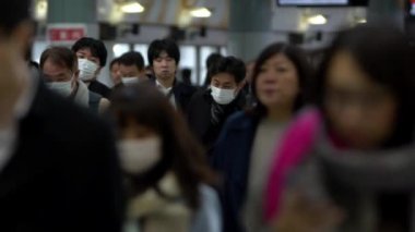 Tokyo, Japonya-04 Şubat 2020 Shinagawa İstasyonu 'ndaki büyük iş adamları yavaş hareket ediyor. Şehirdeki metro-Dan 'de iş günlerinde trafik sıkışıklığı
