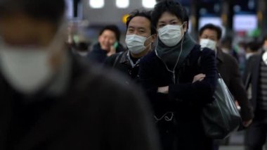 Tokyo, Japonya-04 Şubat 2020: Yerel halk ve turistlerin bulaşıcı bulaşıcı hastalıklara karşı koruyucu maske takmaları ve toplu taşımacılıkta grip salgını önlemeleri
