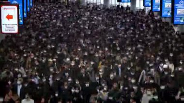 Tokyo, Japonya-04 Şubat 2020: 4K, Timelapse hava görüntüsü metro çıkışında yürüyen cerrahi maske takan büyük kalabalık. Coronavirus pnömonisi şehirlere yayılıyor. 2019-NCoV salgını Çin-Dan