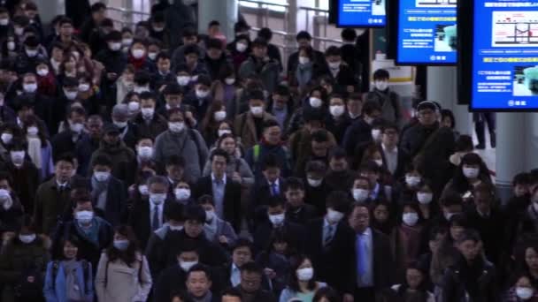 日本东京 2020年2月4日 慢镜头高透视 当地居民和游客戴着预防传染性传染病的防护面具 在公共交通中预防流感 — 图库视频影像