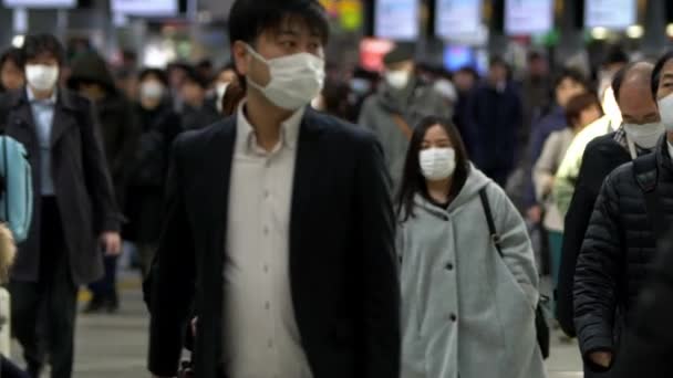 日本东京 2020年2月4日 持保护面具的当地人和游客在公共交通中的慢动作 — 图库视频影像