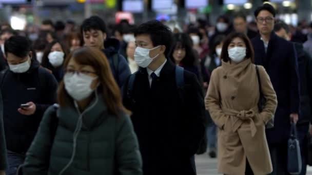 日本东京 2020年2月4日 日本旅客在神奈川站戴口罩 防止感染头颈病毒 这种病毒已造成紧急情况 — 图库视频影像