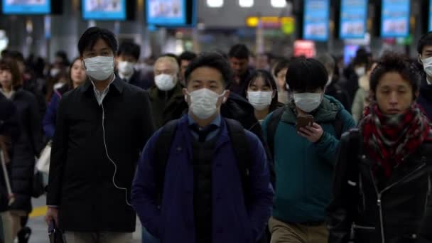 日本东京 2020年2月4日 日本商人男女戴口罩动作缓慢 武汉市科罗内韦尔斯期间 人们在地铁里戴口罩作为预防措施 — 图库视频影像