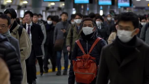 東京2020年2月4日 日本企業の男性と女性のスローモーションがフェイスマスクを着用 武漢からのコロナウイルスの予防措置として 地下鉄でマスクを着用する人々 — ストック動画