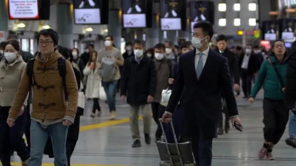 Tokio Japan Februar 2020 Zeitlupenreisende Japaner Tragen Bahnhof Shinagawa Eine — Stockvideo