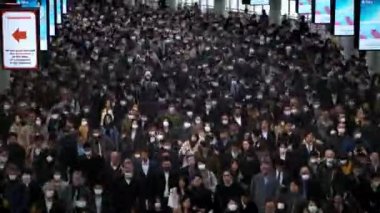 Tokyo, Japonya-04 Şubat 2020: 4K Timelapse Coronavirus Karantinası, MERS-Cov. Tıbbi maskeli iş adamlarından oluşan büyük bir kalabalık. Hava kirliliği. Virüs acil duruma neden oldu.